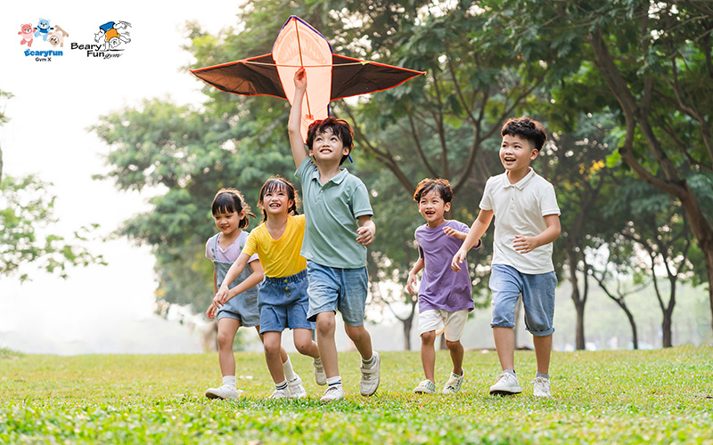 Children experiencing sensorial learning through play